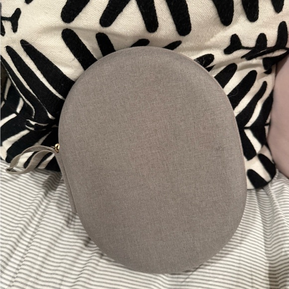 Sony WH1000XM4 in Silver - Picture 7 of 7